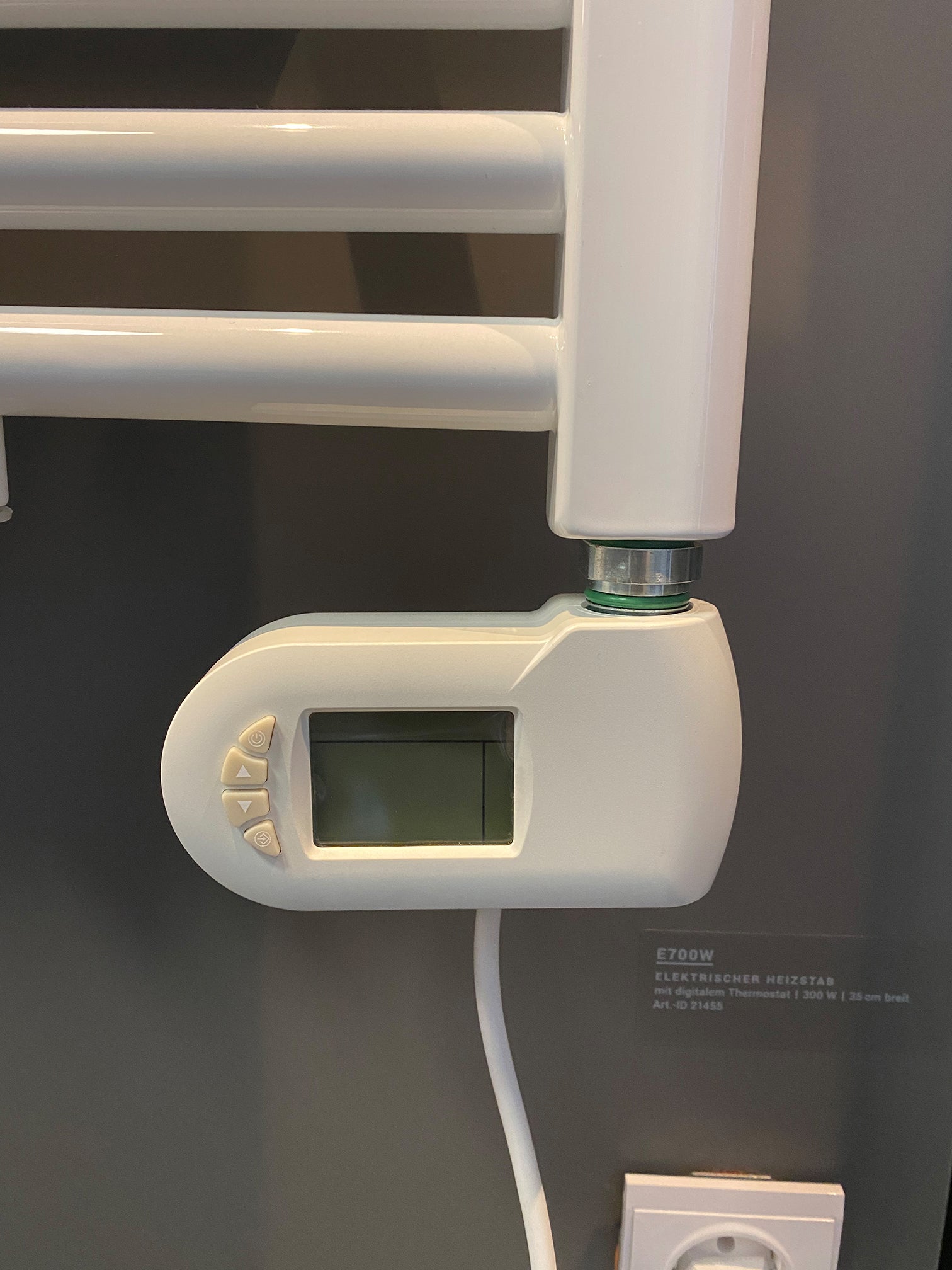 Grzałka elektryczna E700W do grzejników łazienkowych - z termostatem cyfrowym w kolorze białym